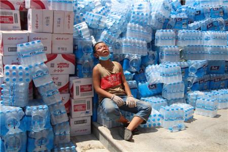 陝西省、救援活動に參加し疲れ切って口を開けて寢ている男の子が話題に