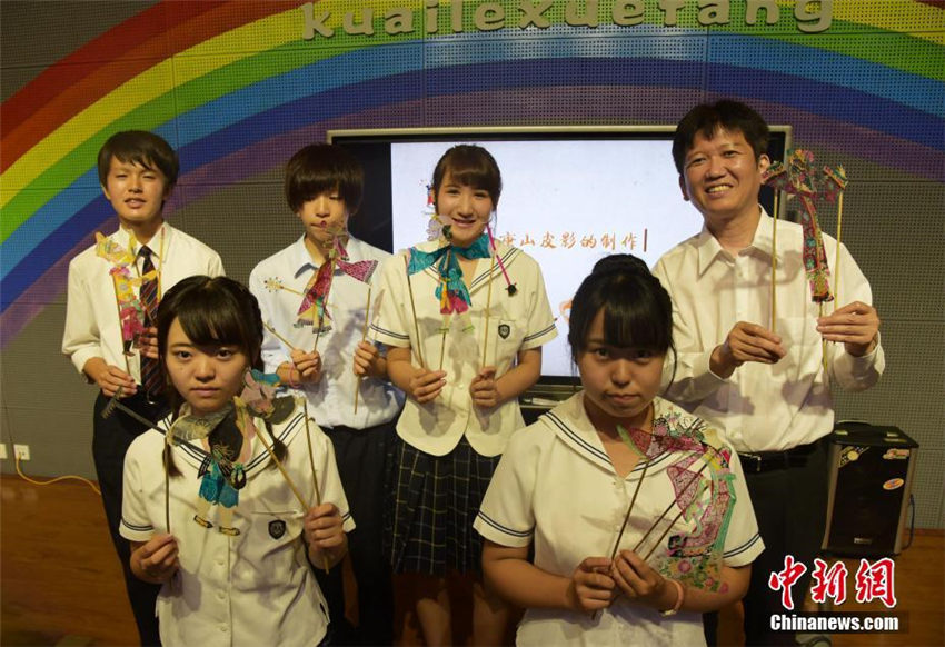「00後」の日本人中學(xué)生たち、中國伝統(tǒng)工蕓「影絵芝居」を體験　河北省