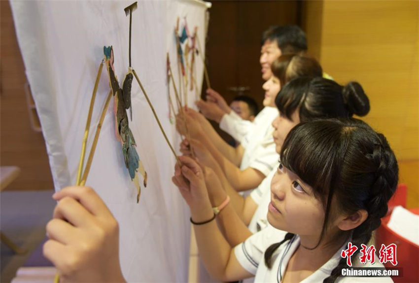 「00後」の日本人中學(xué)生たち、中國伝統(tǒng)工蕓「影絵芝居」を體験　河北省