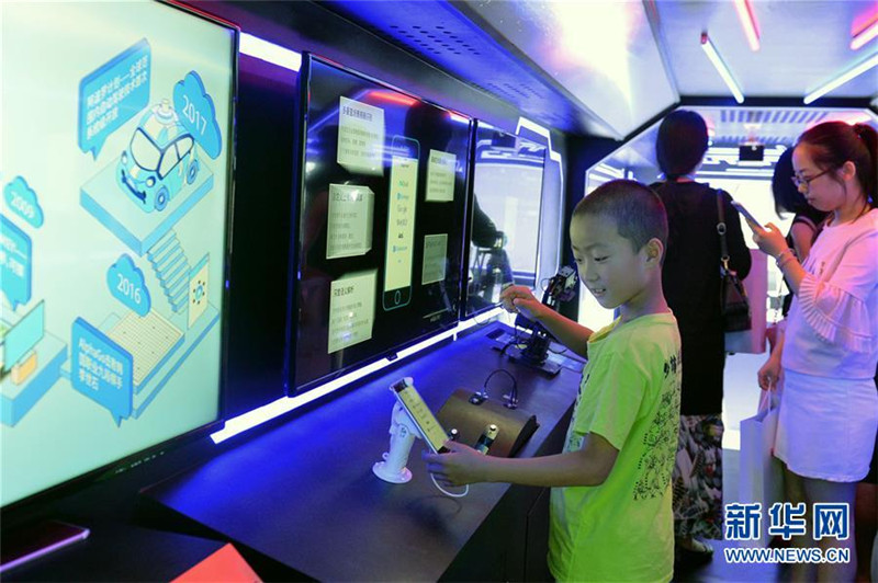 百度のAI科學(xué)知識(shí)普及バス「旅行者號(hào)」、北京を出発　　