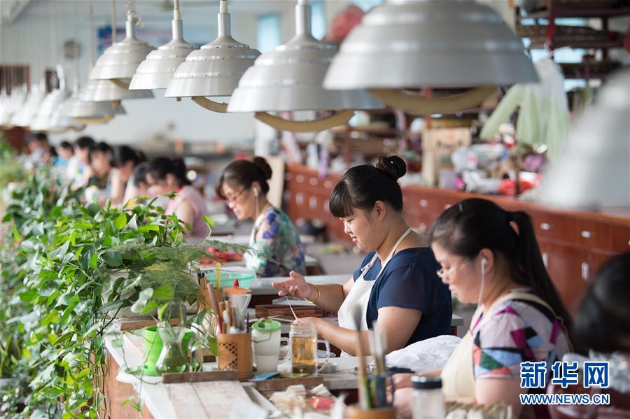 中國(guó)國(guó)家級(jí)無(wú)形文化遺産の「湖筆制作技法」を伝承する　浙江省