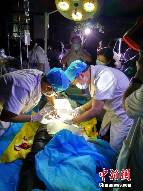 寫真は、四川省九寨溝県の中蔵病院で救護(hù)を行う、キョウライ市中病院の醫(yī)師たち。醫(yī)師たちは、病院の入り口の外に臨時(shí)の手術(shù)臺(tái)を設(shè)置し、けが人を救助している（寫真提供：九寨溝県病院?楊林）。