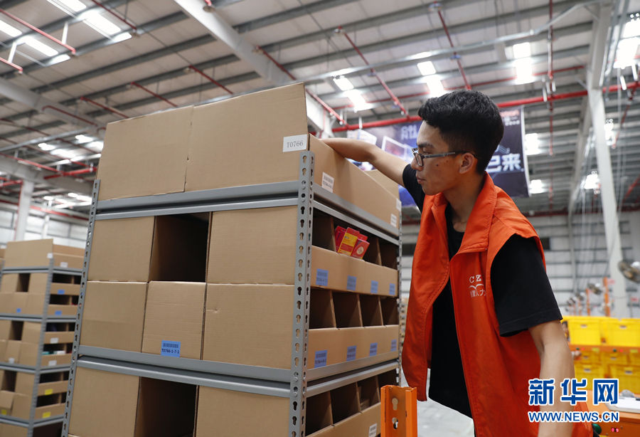 スマート物流倉庫、ロボットがピッキングを擔(dān)當(dāng)