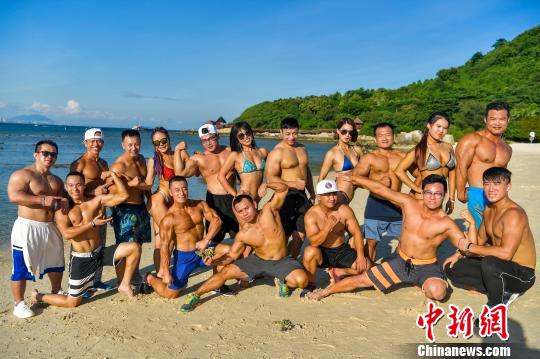 フィットネスの達(dá)人たち、三亜のビーチで鍛え抜かれた肉體を披露　海南省
