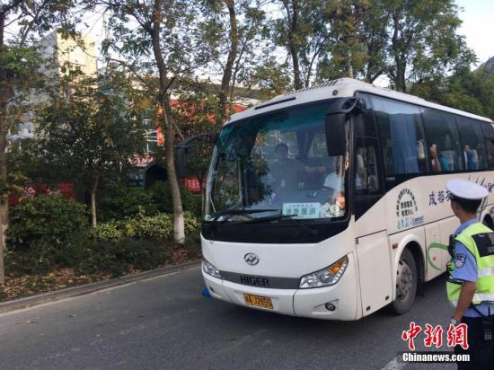 四川省 九寨溝の被災地に観光客3萬5千人　9日中に全員撤退へ