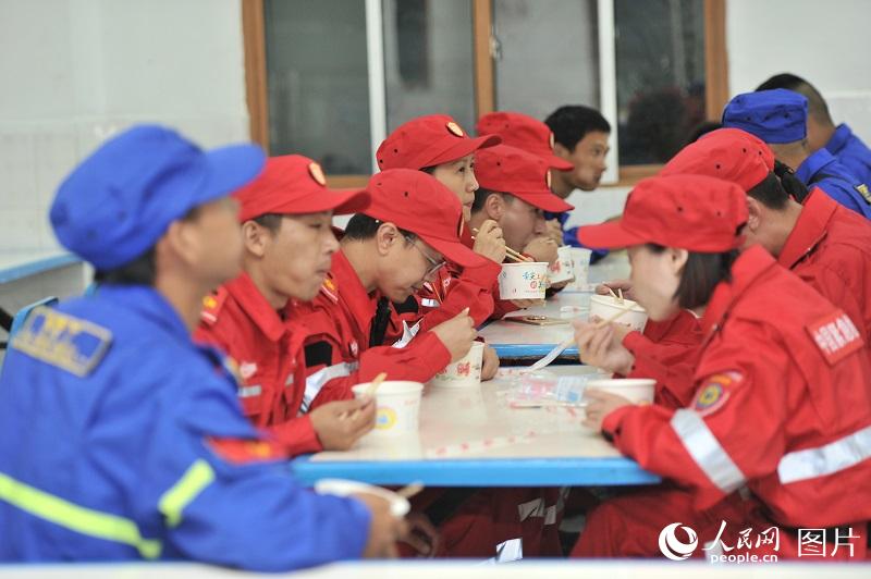 四川省九寨溝地震　民間救援チームも捜索活動に加わる