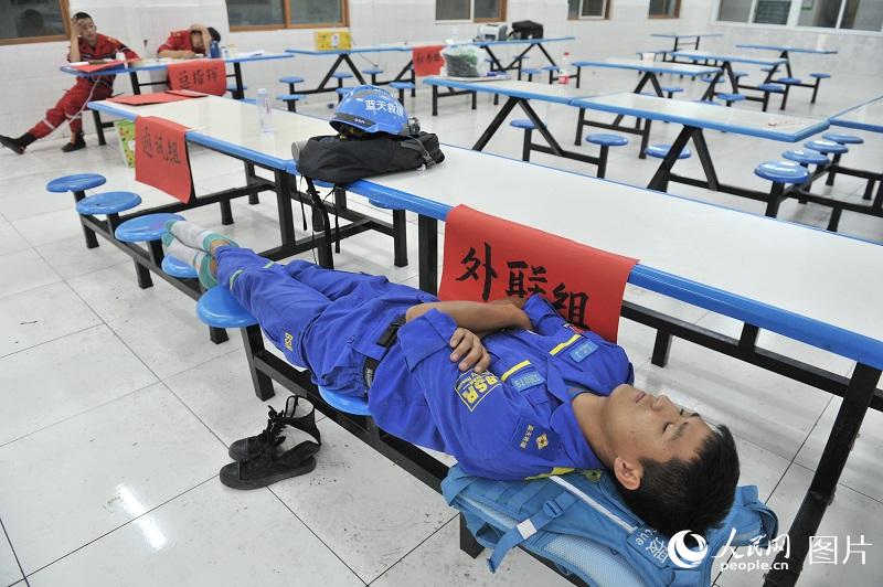 四川省九寨溝地震　民間救援チームも捜索活動に加わる