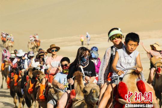 敦煌?鳴沙山月牙泉景勝地観光客數(shù)、述べ100萬人を超える　甘粛省