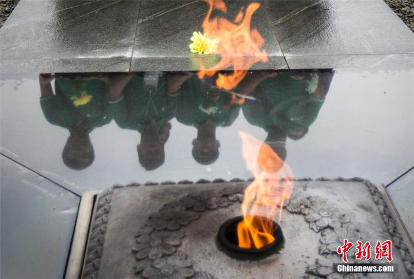 香港の大學(xué)生、中國侵略日本軍南京大虐殺遭難同胞記念館で犠牲者を追悼