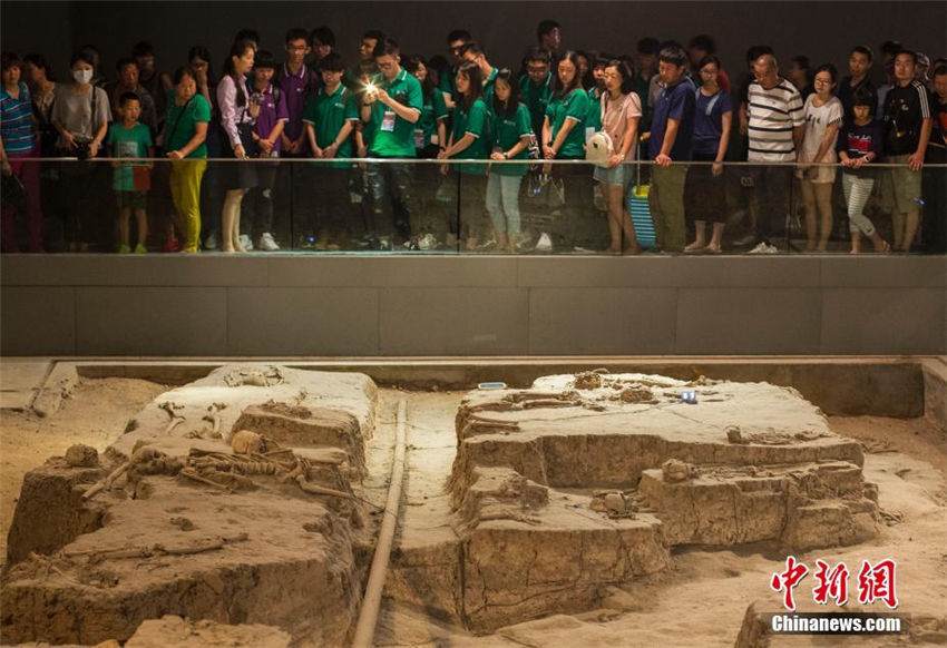 香港の大學(xué)生、中國(guó)侵略日本軍南京大虐殺遭難同胞記念館で犠牲者を追悼