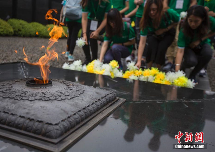 香港の大學生、中國侵略日本軍南京大虐殺遭難同胞記念館で犠牲者を追悼