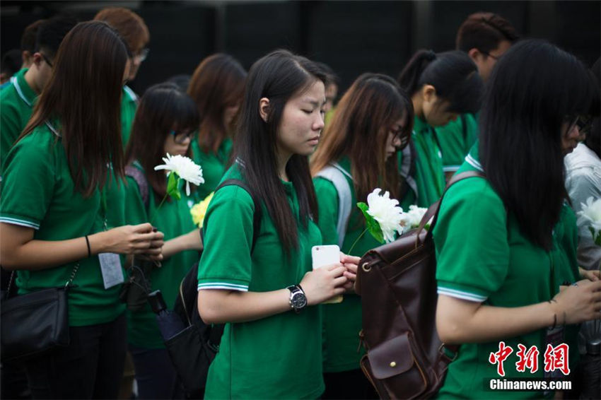 香港の大學(xué)生、中國侵略日本軍南京大虐殺遭難同胞記念館で犠牲者を追悼