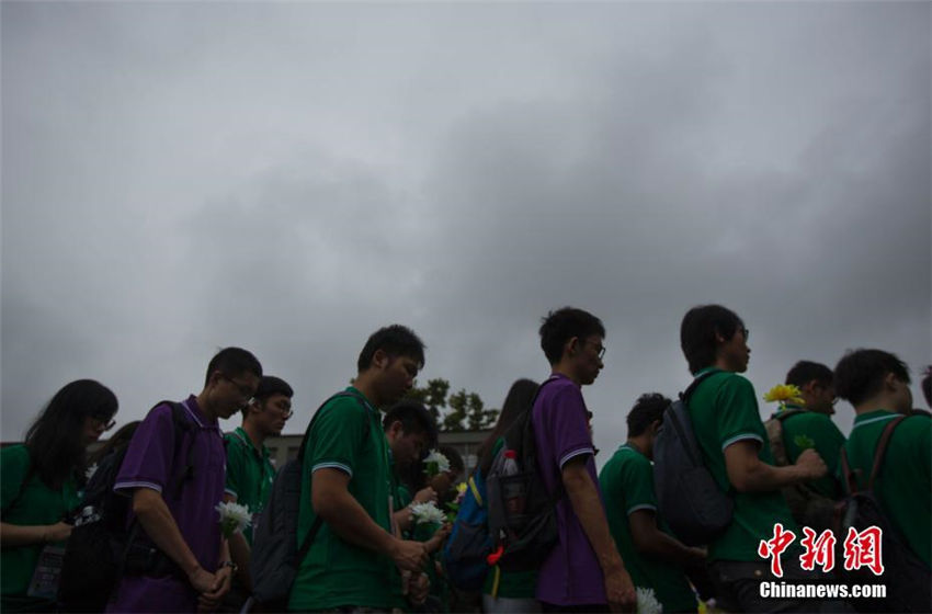 香港の大學生、中國侵略日本軍南京大虐殺遭難同胞記念館で犠牲者を追悼