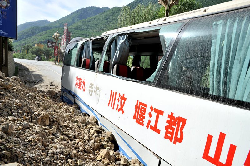 民間救援団體の藍(lán)天救援隊(duì)が被災(zāi)地に、いまだ続く落石被害