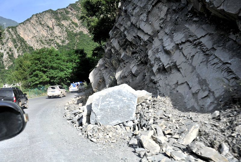 民間救援団體の藍(lán)天救援隊が被災(zāi)地に、いまだ続く落石被害