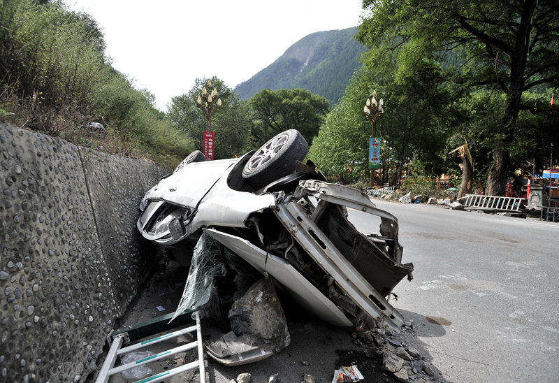 民間救援団體の藍(lán)天救援隊が被災(zāi)地に、いまだ続く落石被害