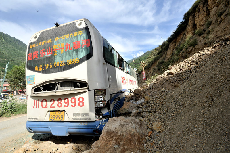 民間救援団體の藍(lán)天救援隊が被災(zāi)地に、いまだ続く落石被害