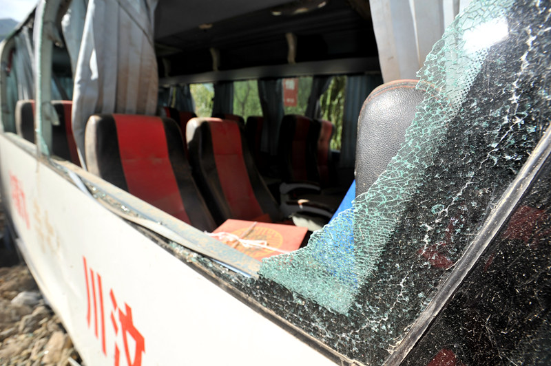 民間救援団體の藍(lán)天救援隊(duì)が被災(zāi)地に、いまだ続く落石被害