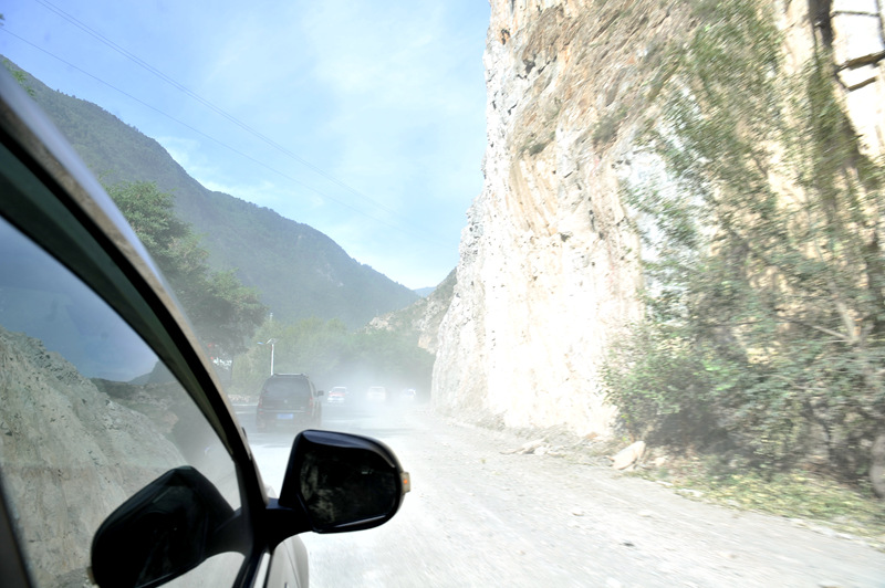 民間救援団體の藍(lán)天救援隊(duì)が被災(zāi)地に、いまだ続く落石被害