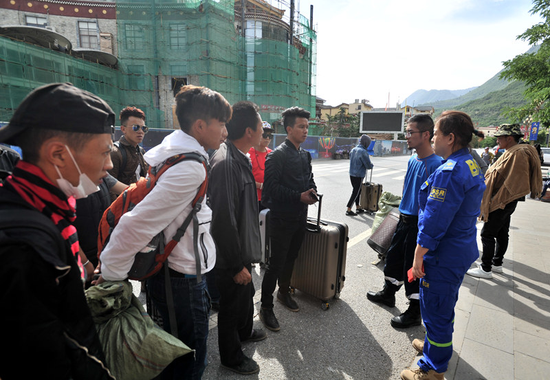 民間救援団體の藍(lán)天救援隊(duì)が被災(zāi)地に、いまだ続く落石被害