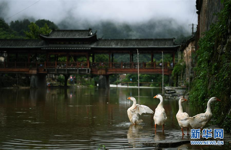 山河に映り込む古風で素樸な瑤里古鎮(zhèn)　江西省