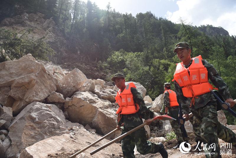 九寨溝地震発生から48時間　一分一秒を爭う捜索救助活動
