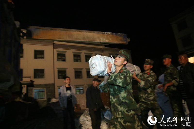 九寨溝地震発生から48時(shí)間　一分一秒を爭(zhēng)う捜索救助活動(dòng)