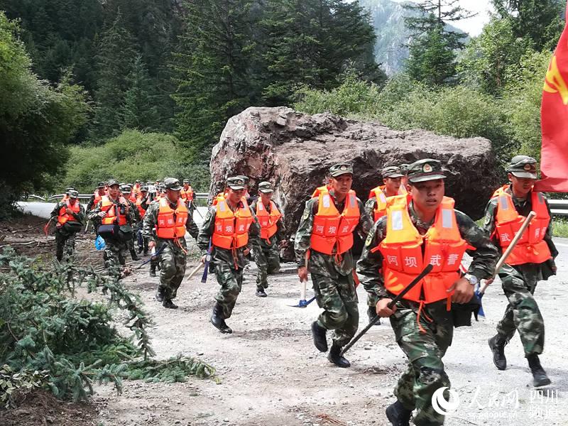 九寨溝地震発生から48時(shí)間　一分一秒を爭(zhēng)う捜索救助活動(dòng)