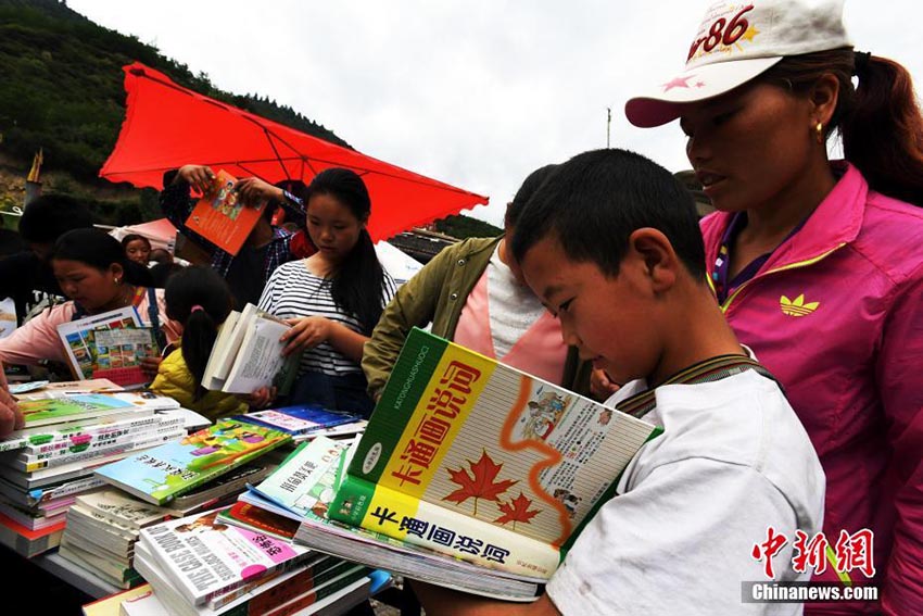 九寨溝地震の被災(zāi)地に書籍や衛(wèi)星放送　テントの中での「新生活」　四川省