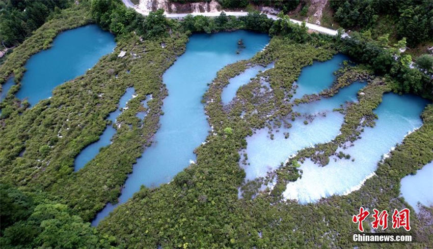 上空から俯瞰した九寨溝の池、震災(zāi)後も変わらず青々と美しい色　四川省