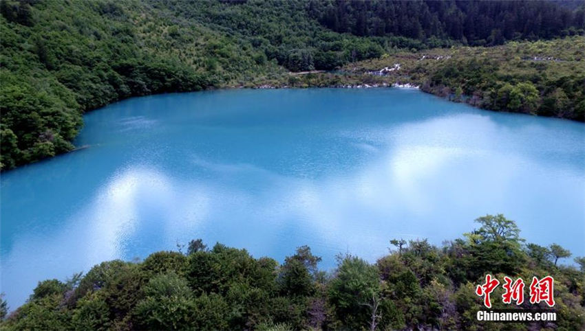 上空から俯瞰した九寨溝の池、震災後も変わらず青々と美しい色　四川省