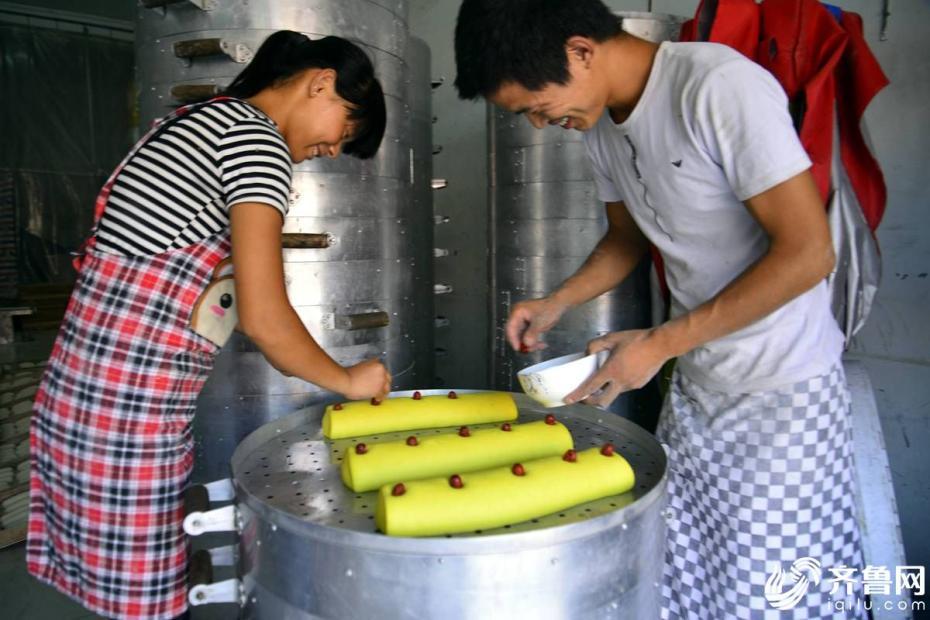 90後の夫婦、饅頭店経営で月収30萬(wàn)円越え　山東省