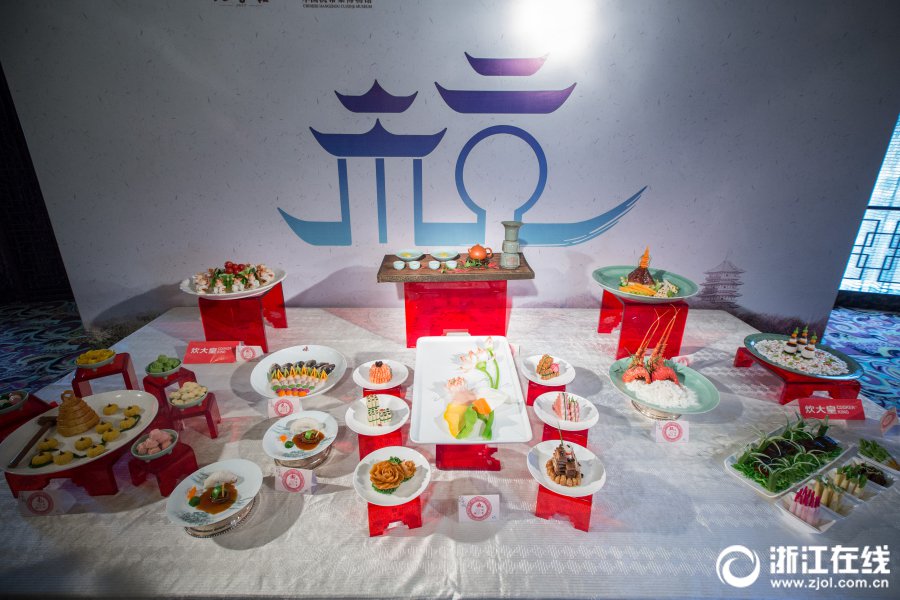 ロシア青年、杭州で西湖十景宴を?qū)Wぶ　