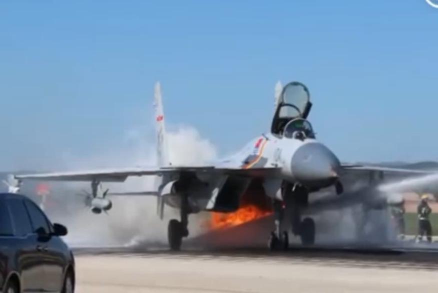 鳥の群れと衝突した戦闘機(jī)から出火　パイロットの冷靜な判斷で著陸成功