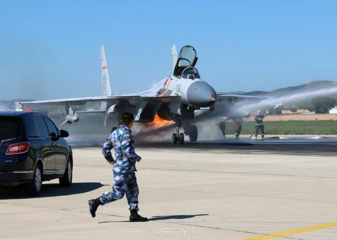 鳥の群れと衝突した戦闘機(jī)から出火　パイロットの冷靜な判斷で著陸成功