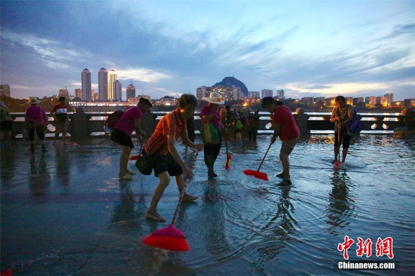 洪水が収まった柳州市、約100人の女性が浚渫チーム結(jié)成