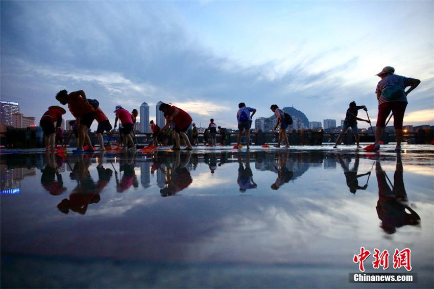 洪水が収まった柳州市、約100人の女性が浚渫チーム結(jié)成