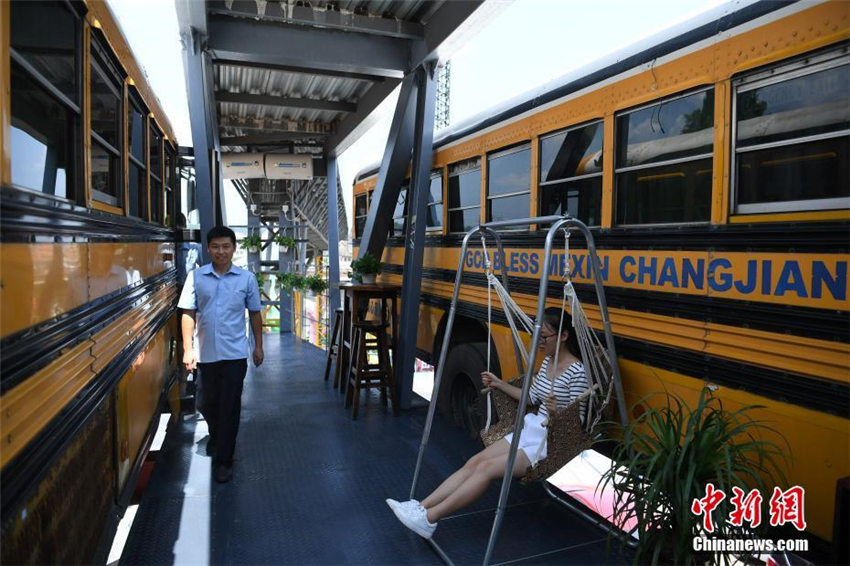 重慶の景勝地に「空中のトレーラーハウス」登場(chǎng)！　宿泊も可能