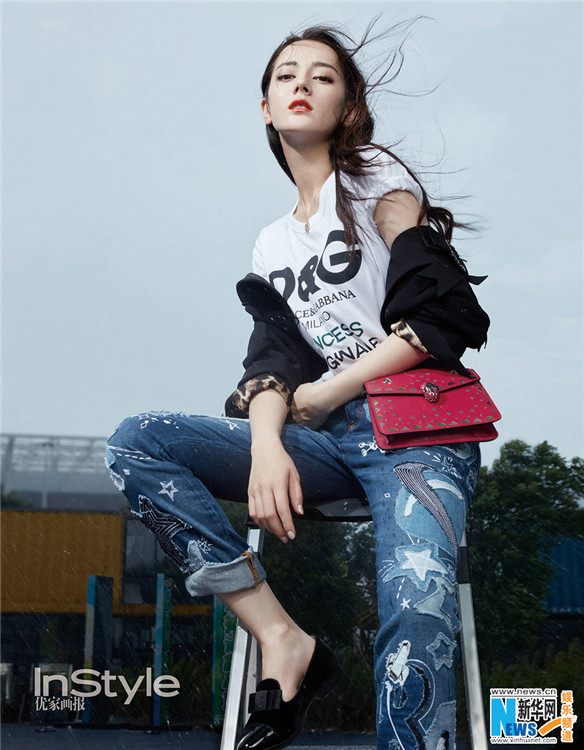 雑誌の表紙を飾る女優(yōu)?ディルラバ、いっそう引き立つクールビューティ