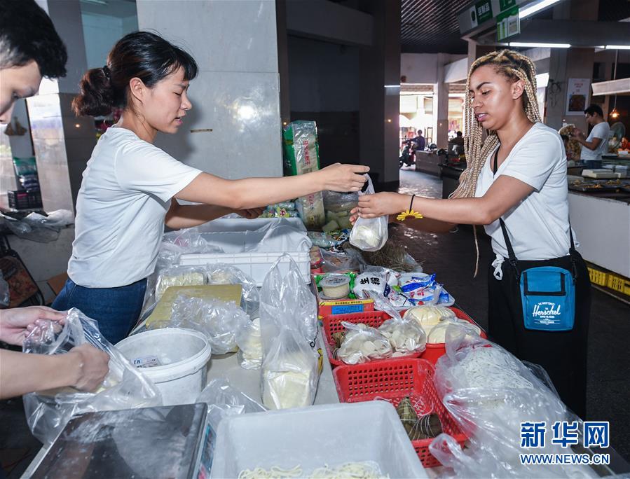 中國の小さな街で英會(huì)話を教える南アフリカ人の女性　浙江省