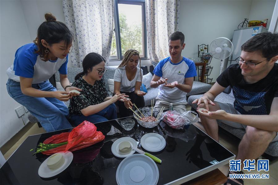 中國(guó)の小さな街で英會(huì)話(huà)を教える南アフリカ人の女性　浙江省