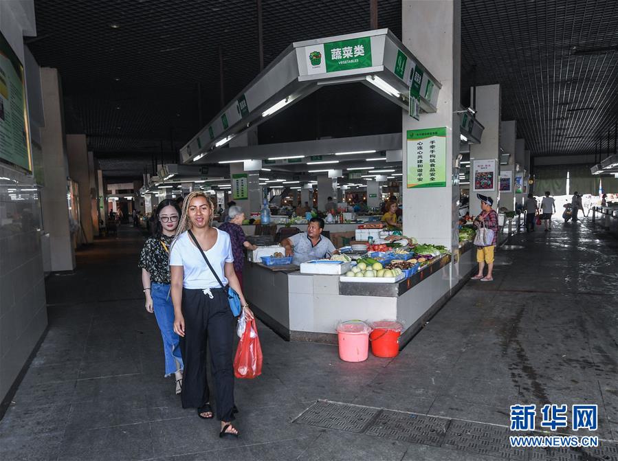 中國の小さな街で英會(huì)話を教える南アフリカ人の女性　浙江省