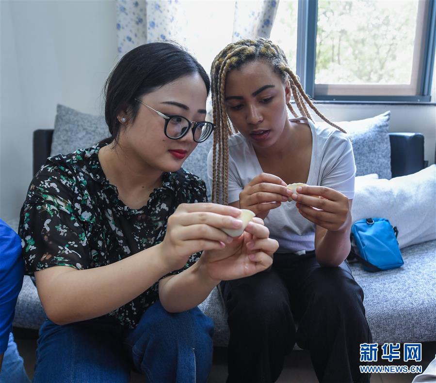 中國(guó)の小さな街で英會(huì)話を教える南アフリカ人の女性　浙江省