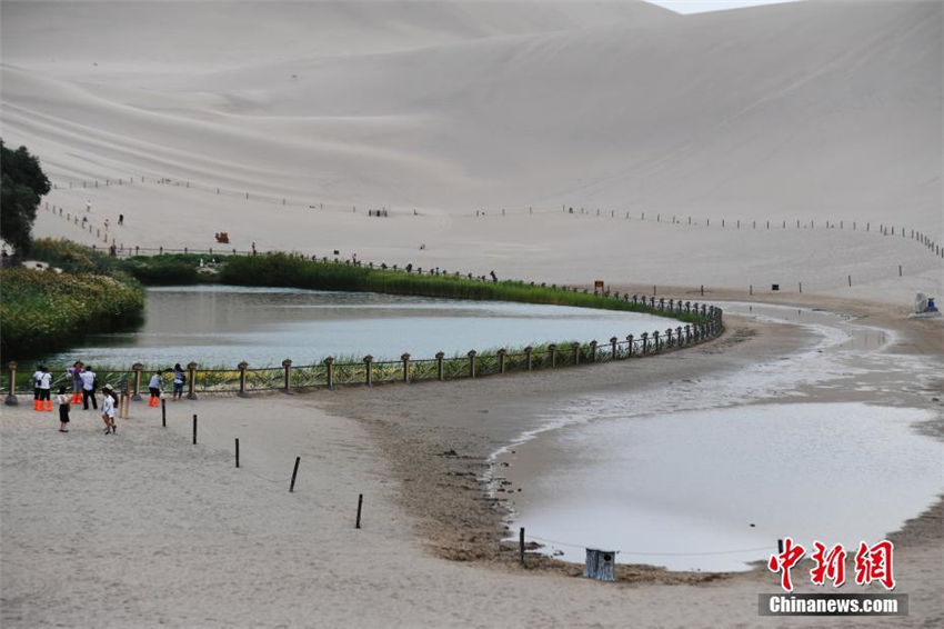 敦煌市月牙泉が消滅の危機から逃れる　甘粛省