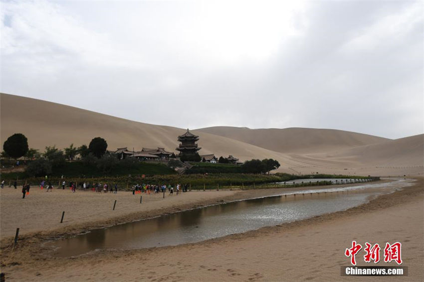 敦煌市月牙泉が消滅の危機から逃れる　甘粛省