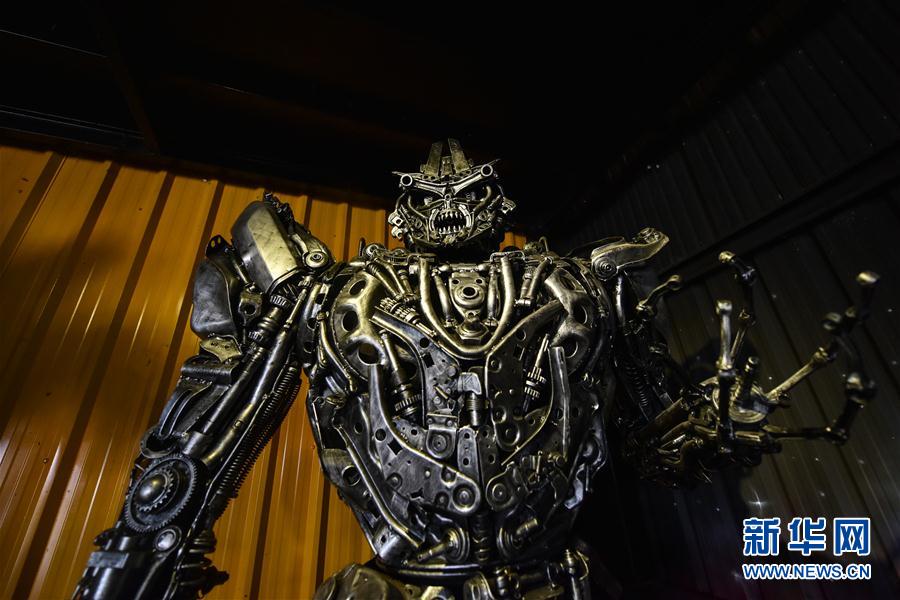 廃棄された銅や鉄がアート作品に！　タイで話題の「ロボットの家」