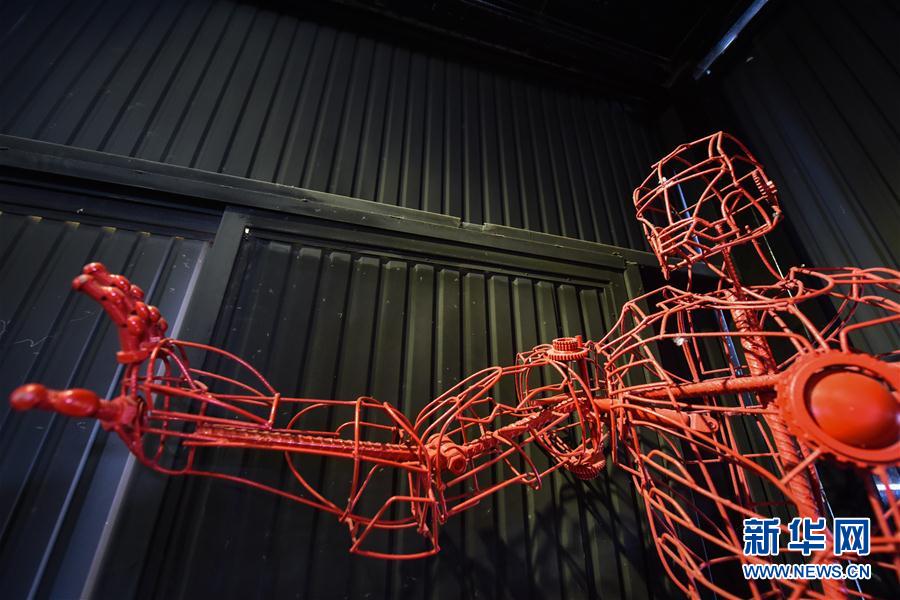 廃棄された銅や鉄がアート作品に！　タイで話題の「ロボットの家」