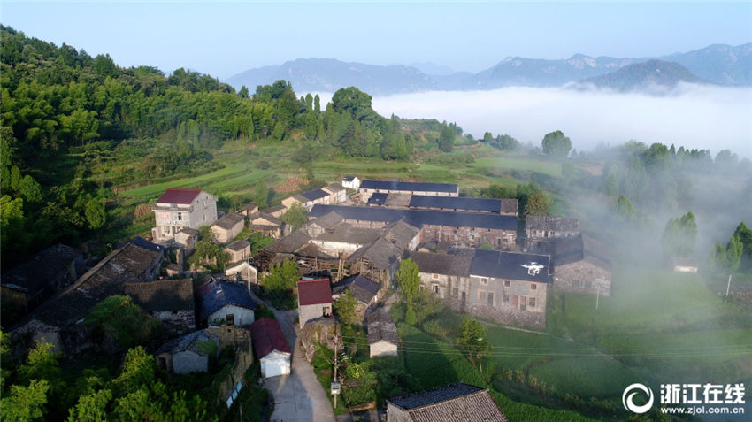 蜃気樓のような神秘的な情景　雲(yún)霧立ち込める仙境の地?方巖　浙江省