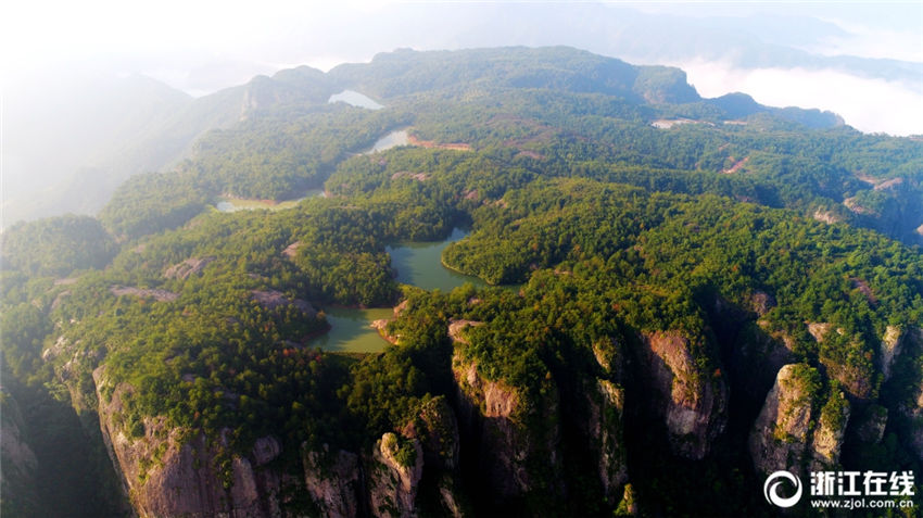 蜃気樓のような神秘的な情景　雲(yún)霧立ち込める仙境の地?方巖　浙江省