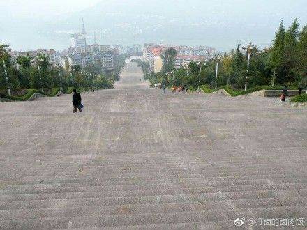 重慶市の建物がまた話題に！果てしなく続く石段「巫山百歩階段」